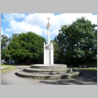 Potters Bar war memorial, St John's Churchyard, photo Philafrenzy (Wikipedia),3.jpg